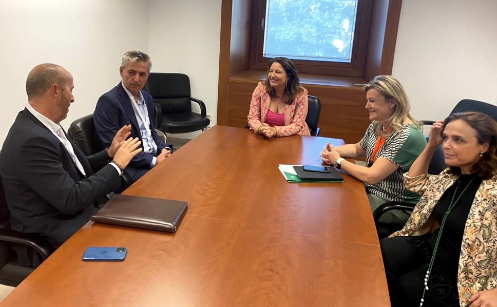 La consejera de Agricultura y el presidente de Ecohal analizan la situación de los hortofrutícolas marcada por los altos costes de producción y de energía
